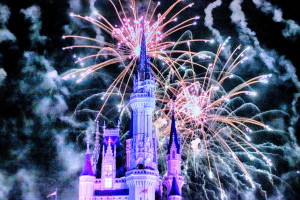 O Castelo da Cinderela, com os fogos de artifício de Wishes por trás