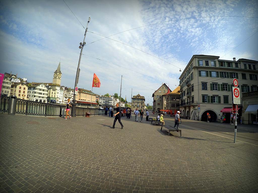 Já na Limmatquai com vista para a Peterskirche