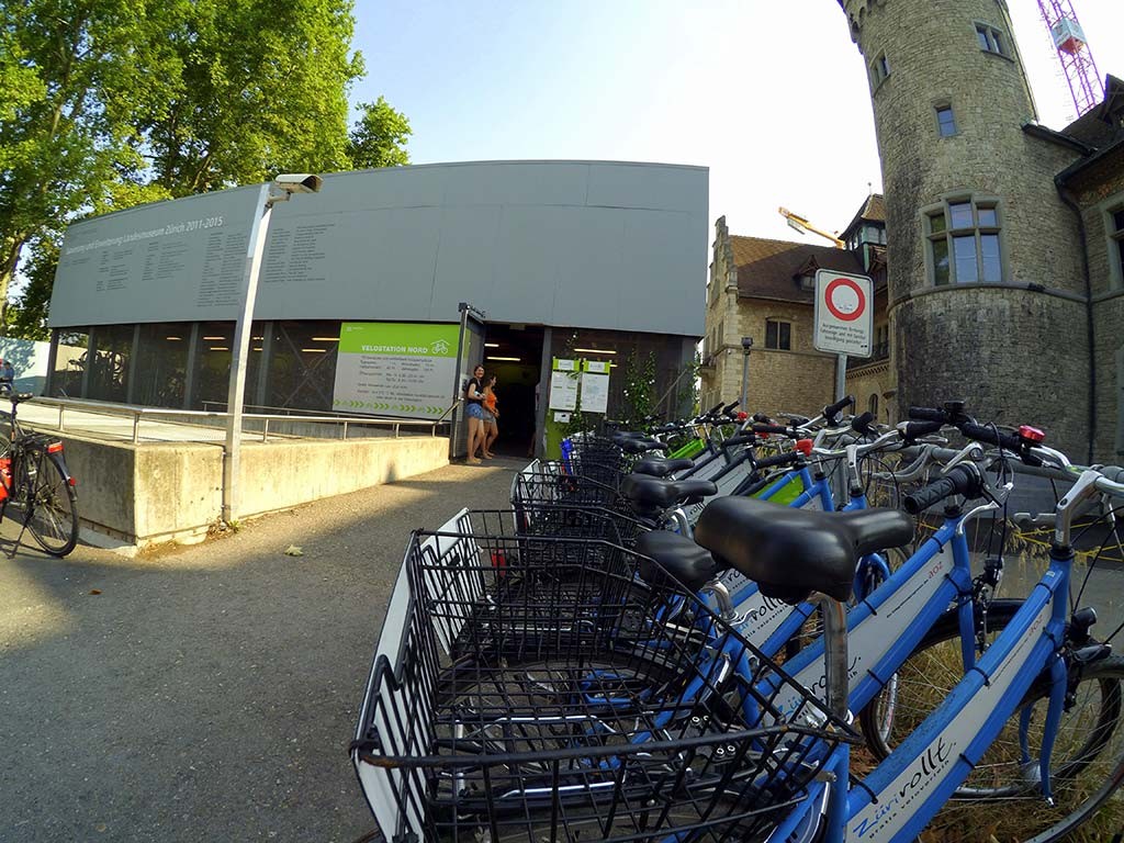 Züri Rollt - com o Landesmuseum à direita