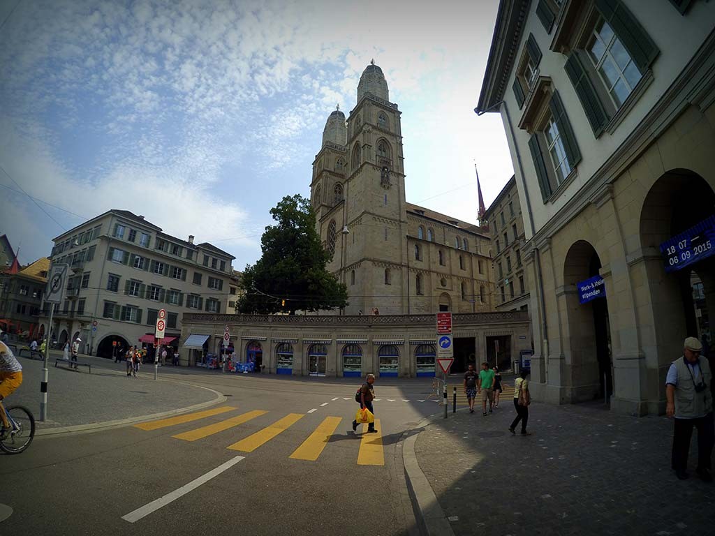 GrossMünster no outro lado da Ponte MünsterBrücke