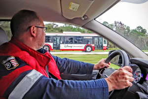 Dirigindo em Orlando com um ônibus da Disney ao lado