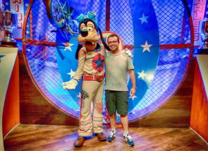Eu e o Pateta, na versão The Great Goofini, no Pete's Silly Sideshow, que fica em Storybook Circus, uma subdivisão da Fantasyland