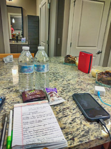 O dono do apartamento que aluguei em Orlando via Airbnb deixou águas, chocolates, e um bilhete escrito à mão com instruções e senha do Wi-Fi