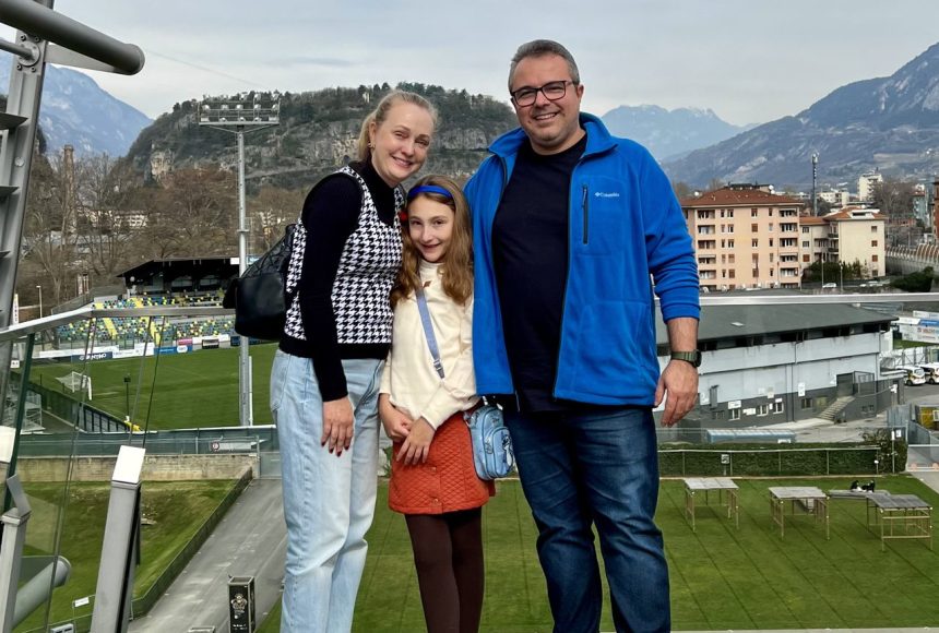 Família Darugna no terraço do MUSE em Trento, com montanhas dos Alpes ao fundo