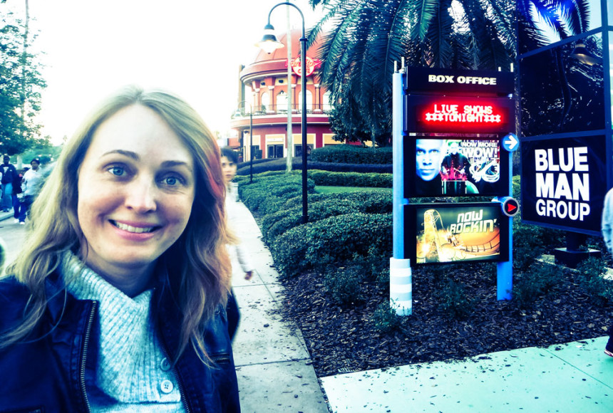 Eu em frente à entrada do Blue Man Group