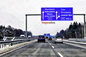 Autoestrada alemã (Autobahn) com um pouco de neve nas laterais