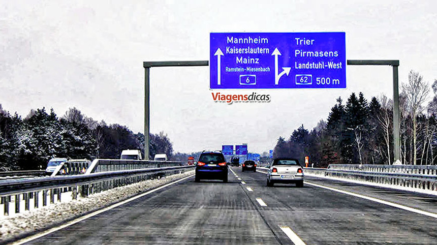 Autoestrada alemã (Autobahn) com um pouco de neve nas laterais