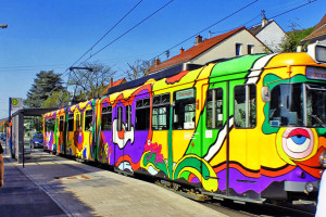 Um bonde ou Straßenbahn bem colorido de Heidelberg