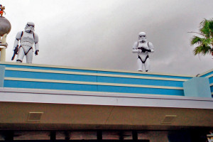 Clone troopers, vistos sobre a área de acesso ao parque Hollywood Studios durante a Star Wars Weekends