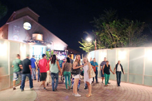 Há áreas em Downtown Disney que estão com tapumes em ambos os lados