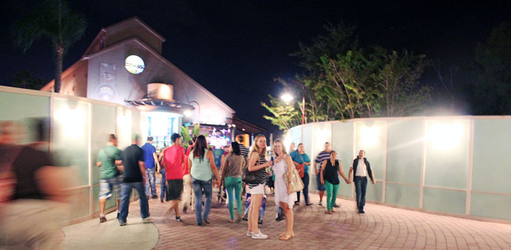 Há áreas em Downtown Disney que estão com tapumes em ambos os lados
