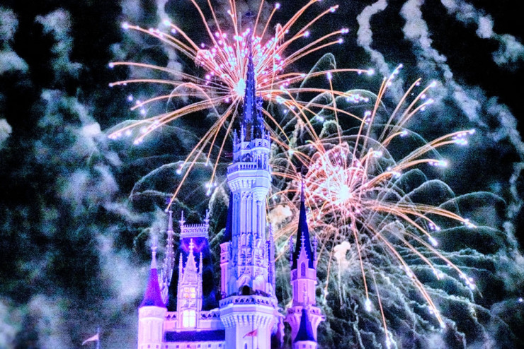 O Castelo da Cinderela, com os fogos de artifício de Wishes por trás