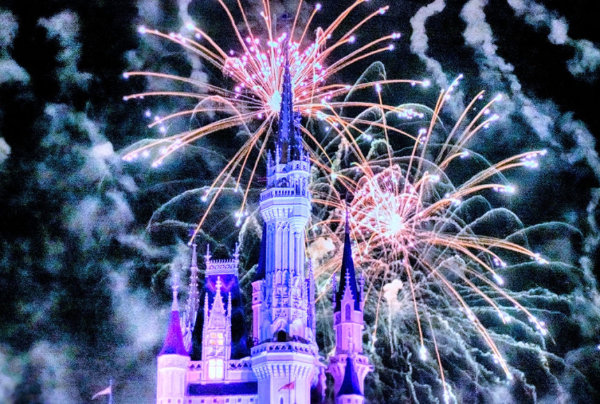 O Castelo da Cinderela, com os fogos de artifício de Wishes por trás