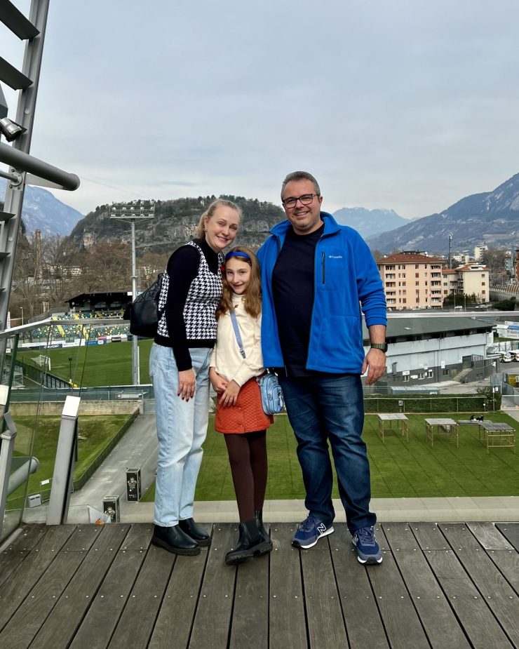 Família Darugna no terraço do MUSE em Trento, com montanhas dos Alpes ao fundo