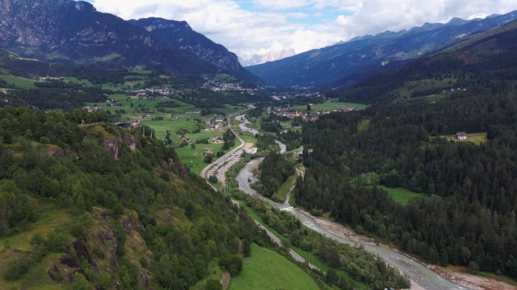 Vista da Val di Fiemme a partir de Cavalese, no Trentino, norte da Itália