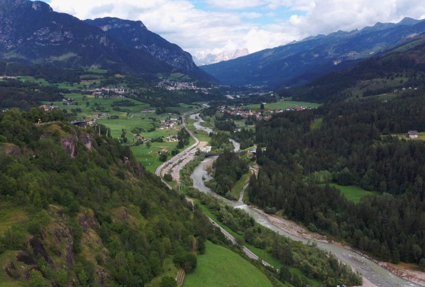 Vista da Val di Fiemme a partir de Cavalese, no Trentino, norte da Itália